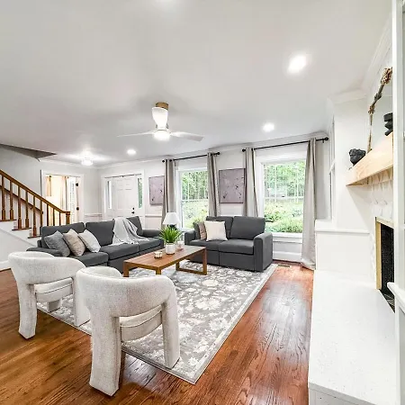 Beautiful Estate In 4 Acres Of Land In Chapel Hill Villa